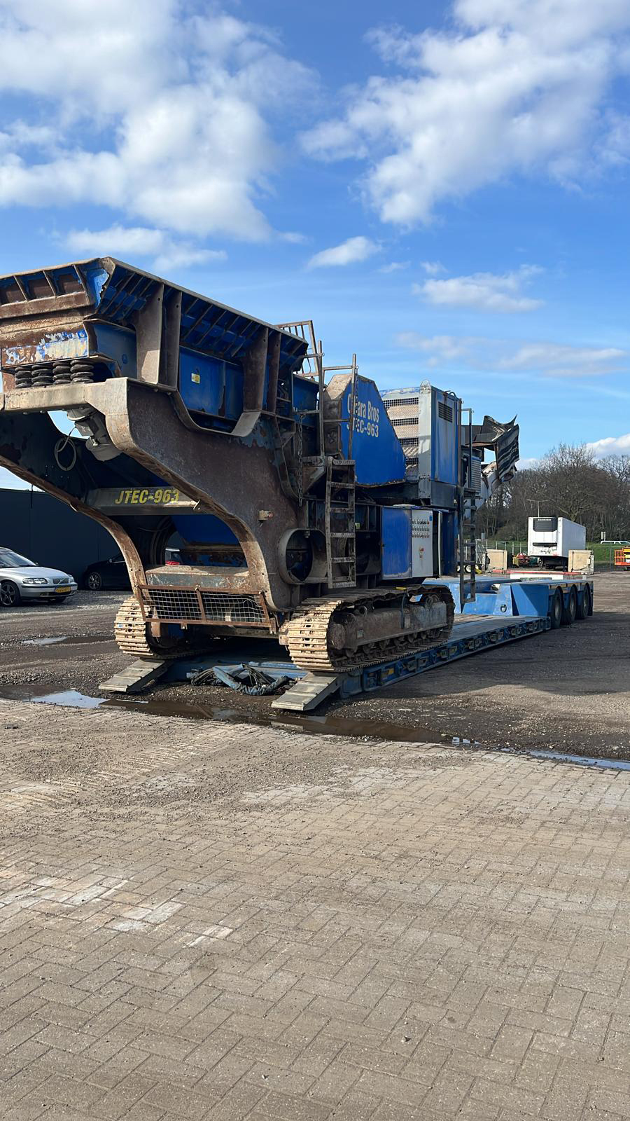 JTEC 963 from 2014 on a low-loader after years of work, traded back in 2023